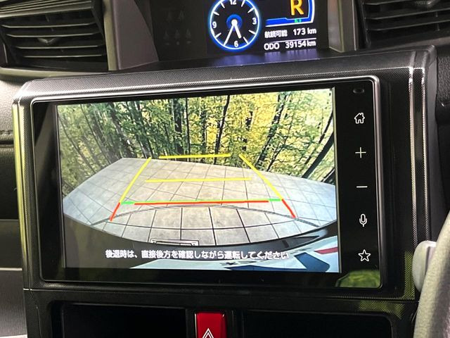【バックカメラ】駐車時に後方がリアルタイム映像で確認できます。大型商業施設や立体駐車場での駐車時や、夜間のバック時に大活躍!運転スキルに関わらず、今や必須となった装備のひとつです!
