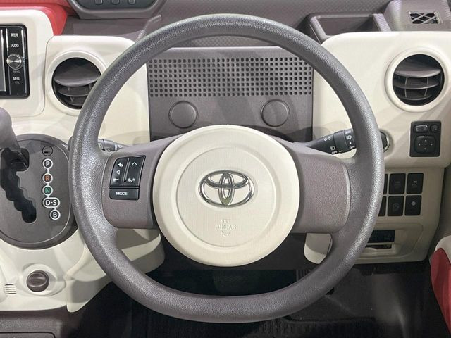 �C���e���A�ɍ��킹���f�U�C���̃X�e�A�����O�́A�^�]�������̂��Ƃ��l���A�^�]���₷���`��A�傫���ł��B�����x�A���ۂɐG���Ă��m���߂��������B