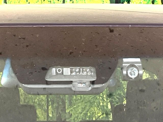 【三菱e-Assist】走行中に前方の車両等を認識し、衝突しそうな時は警報とブレーキで衝突回避と被害軽減をアシスト。より安全にドライブをお楽しみいただけます。