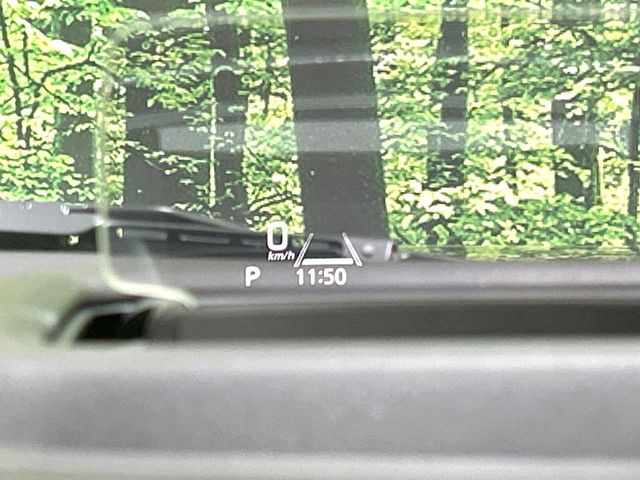 【ヘッドアップディスプレイ】現在の速度や走行情報をデジタル表示で運転席前方のガラスに投影!運転中、目線をずらさず必要な情報を確認できるのでとっても便利で安心!