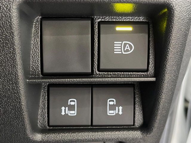 【両側パワースライドドア】スマートキーや運転席のスイッチで後席両側スライドドアの開閉が可能♪電動だから力を入れてドアを開ける必要が無く、小さなお子様でも簡単に開け閉めでき快適です♪