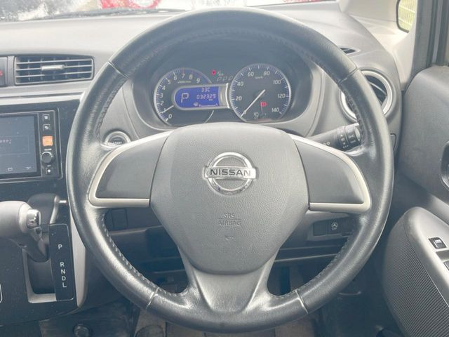 インテリアに合わせたデザインのステアリングは、運転される方のことも考え、運転しやすい形状、大きさです。是非一度、実際に触ってお確かめください。