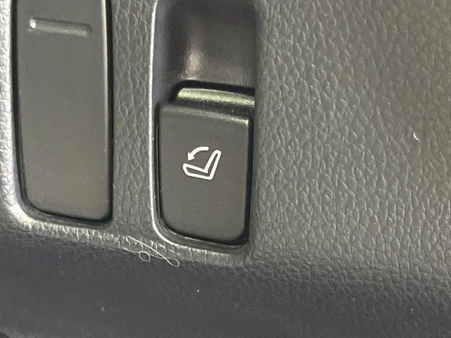 【パワーシート】スイッチ一つで簡単にシートの微調整が可能!電動だから力もいりません!快適なシートポジションにセットして、快適なドライブをお楽しみください。