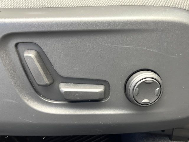 ●パワーシート:シート位置の&ldquo;前後と背もたれの&ldquo;角度の微調整が可能となります。手動設定のシートよりも、より細やかな設定ができるのがポイントです。