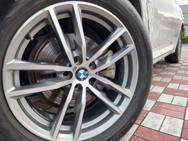 ●純正19インチアルミホイール:輸入車ならではの卓越した走りを支えるホイールと足回りです!日本車の走りに慣れている方にもぜひ体感して頂きたいほど、高いレベルでまとまっています!