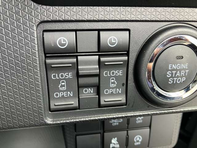 ★ウェルカムオープン機能★降車時にスイッチで予約をしておけば乗車時にスマートキーをもってクルマに近づくだけでスライドドアが自動でオープン!