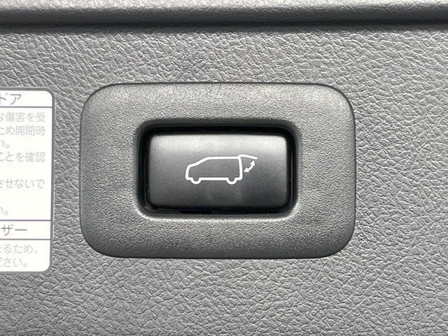 【パワーバックドア】スマートキーや運転席のボタンを押すだけでリアゲートが自動で開閉します!荷物を持っている時や、高い位置にあるバックドアを閉める際に便利な機能です♪