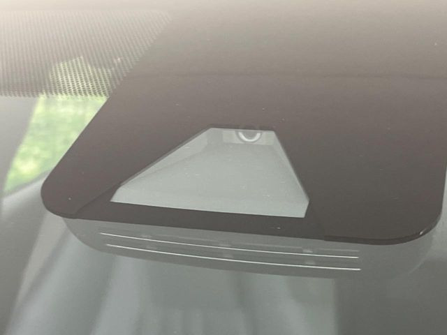 【トヨタセーフティセンス】走行中に前方の車両等を認識し、衝突しそうな時は警報とブレーキで衝突回避と被害軽減をアシスト。より安全にドライブをお楽しみいただけます。