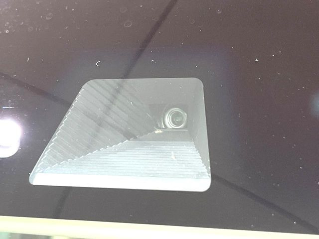 【ホンダセンシング】走行中に前方の車両等を認識し、衝突しそうな時は警報とブレーキで衝突回避と被害軽減をアシスト。より安全にドライブをお楽しみいただけます。