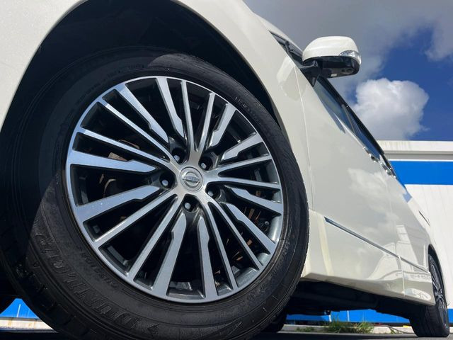 �y����18�C���`�A���~�z�C�[���z�O�ςɃ}�b�`���������A���~�z�C�[���𑕒����Ă���܂��B�e��ЊO�A���~�z�C�[����A�X�^�b�h���X�^�C�����戵�����Ă���܂��B���񂲑��k����������