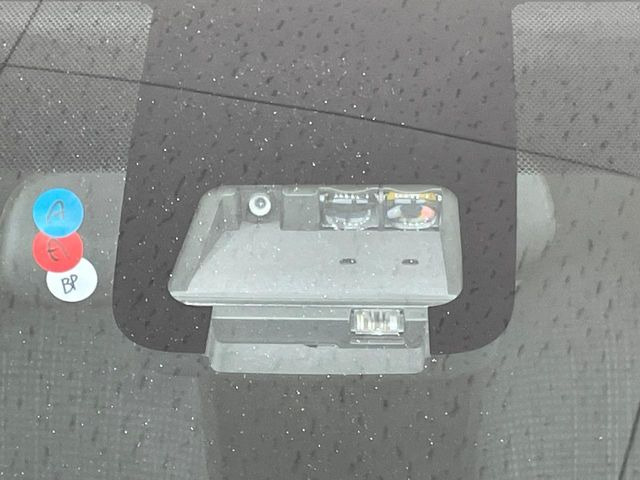 【トヨタセーフティセンス】走行中に前方の車両等を認識し、衝突しそうな時は警報とブレーキで衝突回避と被害軽減をアシスト。より安全にドライブをお楽しみいただけます。