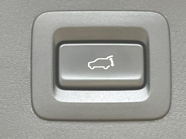 【パワーバックドア】スマートキーや運転席のボタンを押すだけでリアゲートが自動で開閉します!荷物を持っている時や、高い位置にあるバックドアを閉める際に便利な機能です♪