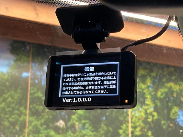 【ドライブレコーダー】安心・安全なカーライフに必須のドライブレコーダーを装備!走行中はもちろん、あおり運転や事故に遭遇した際の状況も映像で記録し、万一のリスクに備えます。