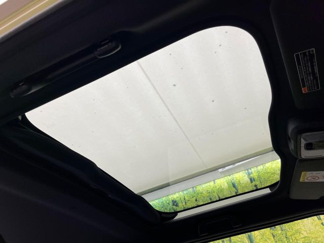 【ガラスルーフ】ガラスルーフ搭載で車内の解放感が一気にアップ!開放的なドライブをお楽しみいただけます。