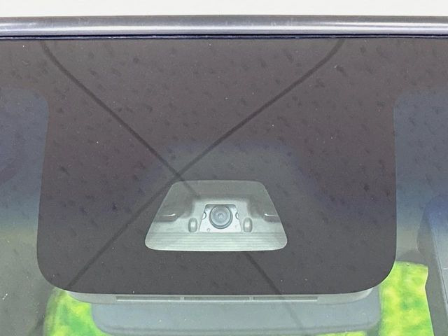 【スマートアシスト】走行中に前方の車両等を認識し、衝突しそうな時は警報とブレーキで衝突回避と被害軽減をアシスト。より安全にドライブをお楽しみいただけます。