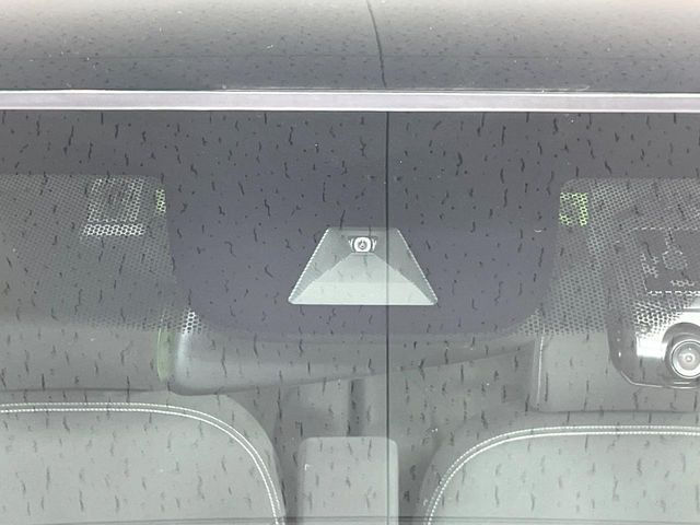 【ホンダセンシング】走行中に前方の車両等を認識し、衝突しそうな時は警報とブレーキで衝突回避と被害軽減をアシスト。より安全にドライブをお楽しみいただけます。