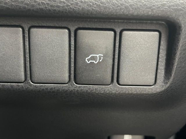 【パワーバックドア】スマートキーや運転席のボタンを押すだけでリアゲートが自動で開閉します!荷物を持っている時や、高い位置にあるバックドアを閉める際に便利な機能です♪