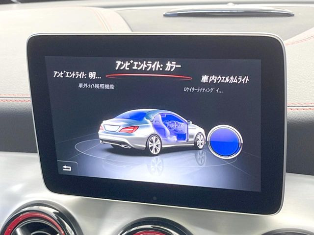 ●アンビエントライト12色(メーカーオプション):車内の間接照明はその日、その時の気分に合わせて色を変えることができます