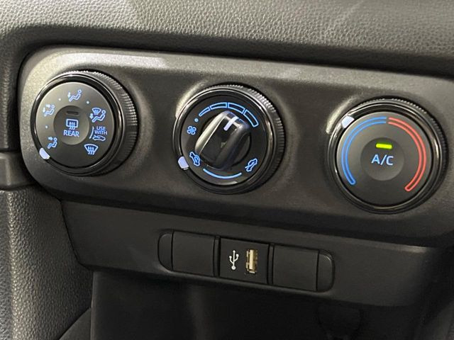 寒い冬も暑い夏も全席に快適な空調を届けてくれる、ダイヤル式エアコンを装備♪