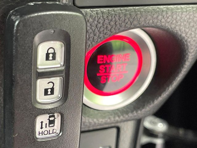 【Hondaスマートキー】カバンやポケットに入れたままでもドアの施錠・解錠が可能なスマートキーを装備。エンジンのオン・オフ時もカギを取り出す必要が無いからとっても便利です♪