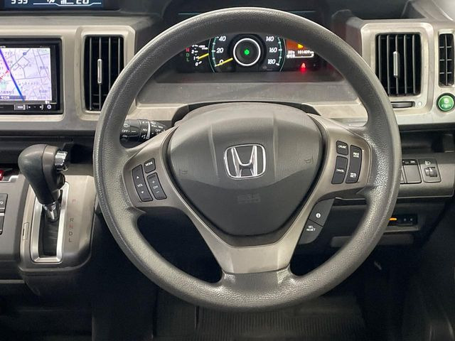 �C���e���A�ɍ��킹���f�U�C���̃X�e�A�����O�́A�^�]�������̂��Ƃ��l���A�^�]���₷���`��A�傫���ł��B�����x�A���ۂɐG���Ă��m���߂��������B