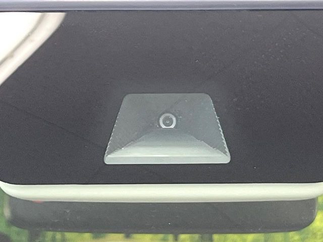 【ホンダセンシング】走行中に前方の車両等を認識し、衝突しそうな時は警報とブレーキで衝突回避と被害軽減をアシスト。より安全にドライブをお楽しみいただけます。