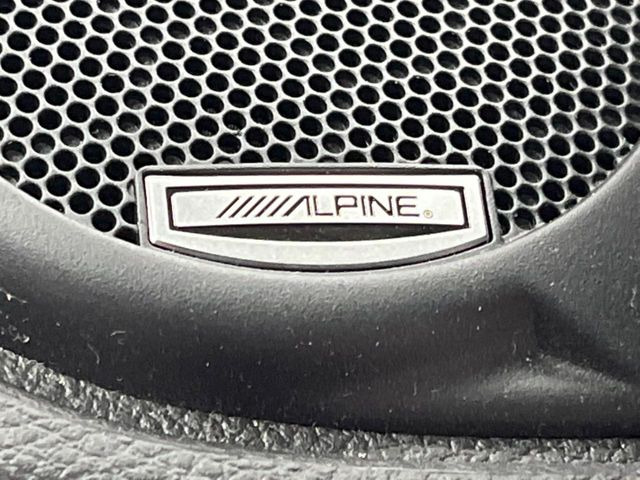 ●ALPINE製サラウンドシステム:モデル毎に最適な調整が施された、人気のサウンドシステムです。通常のスピーカーと比較しても音の広がりが感じられます。是非ご来店の上ご体感ください。