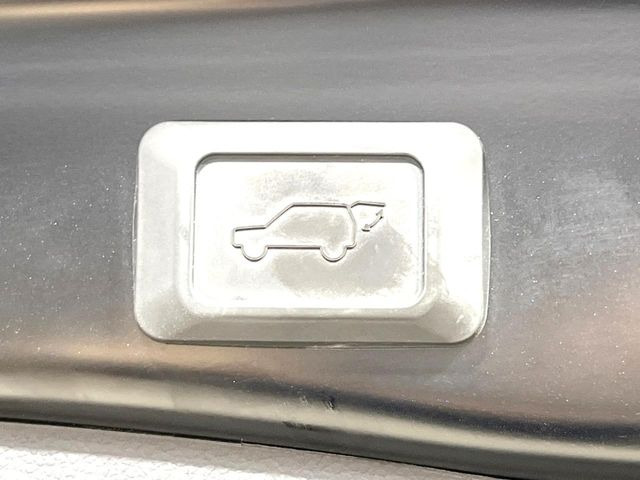 【パワーバックドア】スマートキーや運転席のボタンを押すだけでリアゲートが自動で開閉します!荷物を持っている時や、高い位置にあるバックドアを閉める際に便利な機能です♪
