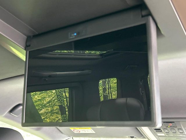 13.2型有機ELフリップダウン】三列目からでも迫力のエンタメが観れる大画面フリップダウン。有機ELのモニターでは、一般的なフリップダウンよりも高コントラストでキレイな映像を楽しめます。