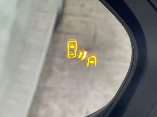 【ブラインドスポットモニター】走行中、ドアミラーの死角になりやすい箇所に後続車が接近するとサイドミラーのレンズに警告を表示!ドライバーに注意喚起をしてくれます。