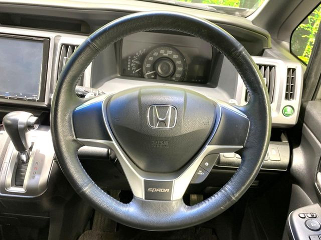 【純正革巻きステアリング】上質な革を使用することで、手にしっかり馴染みとても運転しやすいハンドルです♪