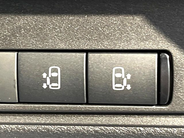【ハンズフリー機能付き両側パワースライドドア】スライドドアの下に足先を入れてすぐ引くと、自動的にスライドドアが開閉します!荷物で両手がふさがった状態でも、ドアの開閉ができてとっても便利!