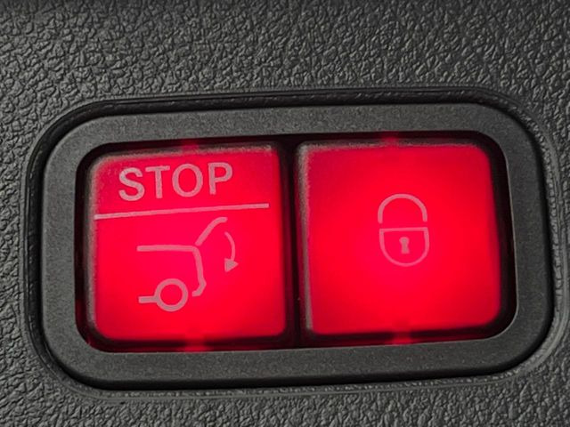 ●電動リアゲート:ワンタッチでリアゲートの開閉ができ、荷物などで両手が塞がっている状態でも簡単に開閉ができる便利機能です。