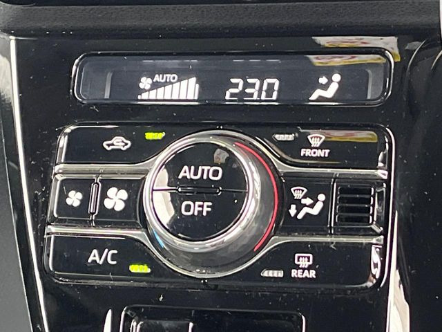 【オートエアコン】一度お好みの温度に設定すれば、車内の温度を検知し風量や温度を自動で調整。暑い&hellip;寒い&hellip;と何度もスイッチ操作をする必要はありません。快適な車内空間には必須の機能ですね♪