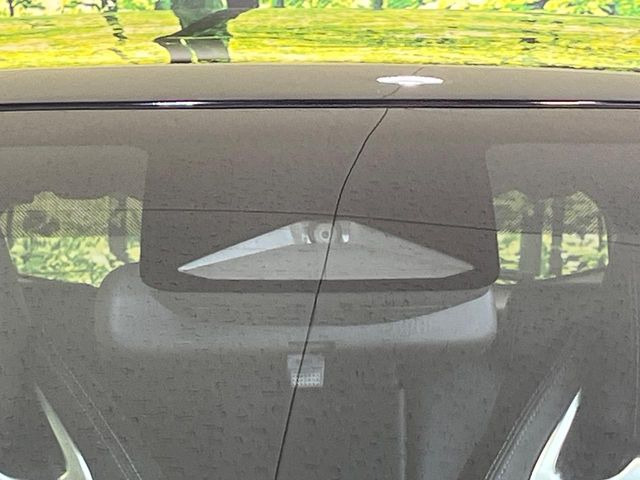 【トヨタセーフティセンス】走行中に前方の車両等を認識し、衝突しそうな時は警報とブレーキで衝突回避と被害軽減をアシスト。より安全にドライブをお楽しみいただけます。