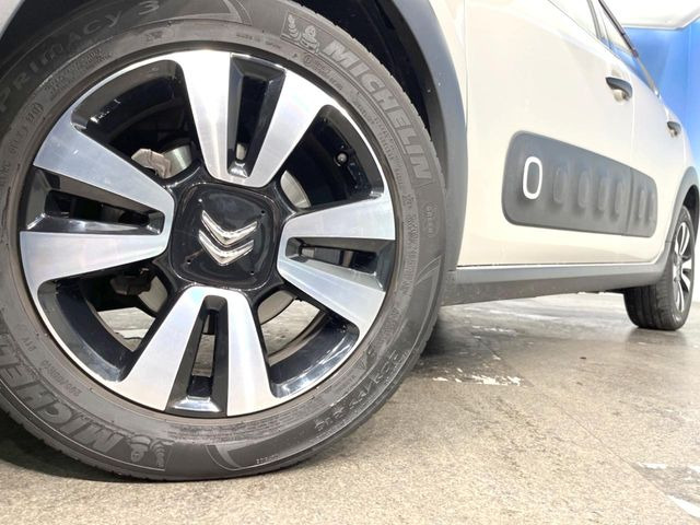 ●純正16インチアルミホイール:輸入車ならではの卓越した走りを支えるホイールと足回りです!日本車の走りに慣れている方にもぜひ体感して頂きたいほど、高いレベルでまとまっています!