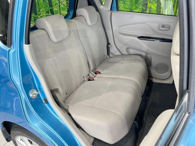 後部座席も気になるようなキズ・汚れやへたり等、大きなダメージはなく、良好な状態です。