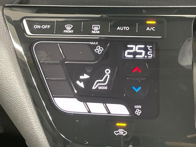 【オートエアコン】一度お好みの温度に設定すれば、車内の温度を検知し風量や温度を自動で調整。暑い&hellip;寒い&hellip;と何度もスイッチ操作をする必要はありません。快適な車内空間には必須の機能ですね♪