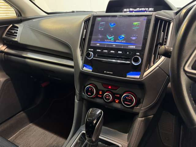 【ナビ・オーディオ】Panasonic製のナビ・オーディオ画面を装備し、FM/AM、SD、TV、USB、Bluetooth Audioなどの表示を確認できます。多彩なメディアに対応しています。