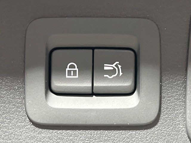 【パワーバックドア】スマートキーや運転席のボタンを押すだけでリアゲートが自動で開閉します!荷物を持っている時や、高い位置にあるバックドアを閉める際に便利な機能です♪