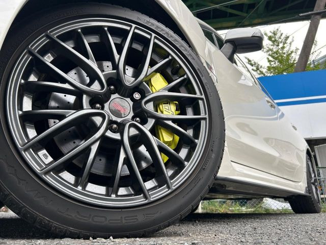 【純正18インチアルミホイール】外観にマッチした純正アルミホイールを装着しております。各種社外アルミホイールや、スタッドレスタイヤも取扱いしております。是非ご相談ください♪