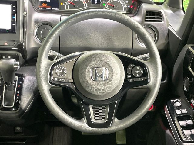 インテリアに合わせたデザインのステアリングは、運転される方のことも考え、運転しやすい形状、大きさです。是非一度、実際に触ってお確かめください。