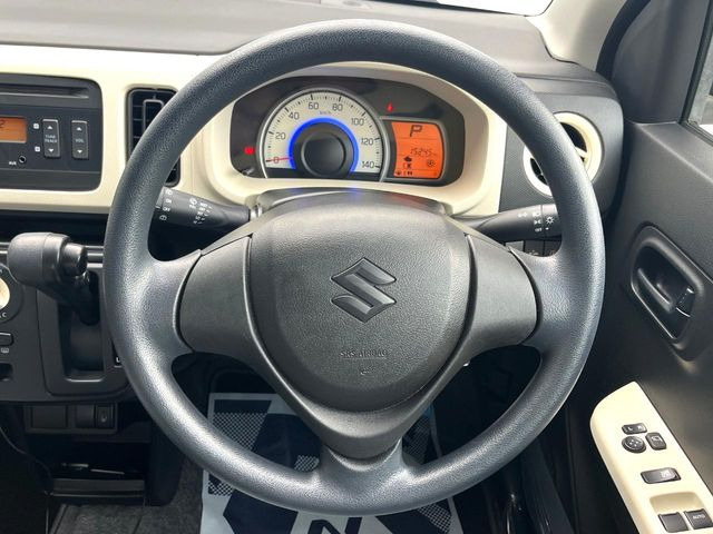 �C���e���A�ɍ��킹���f�U�C���̃X�e�A�����O�́A�^�]�������̂��Ƃ��l���A�^�]���₷���`��A�傫���ł��B�����x�A���ۂɐG���Ă��m���߂��������B