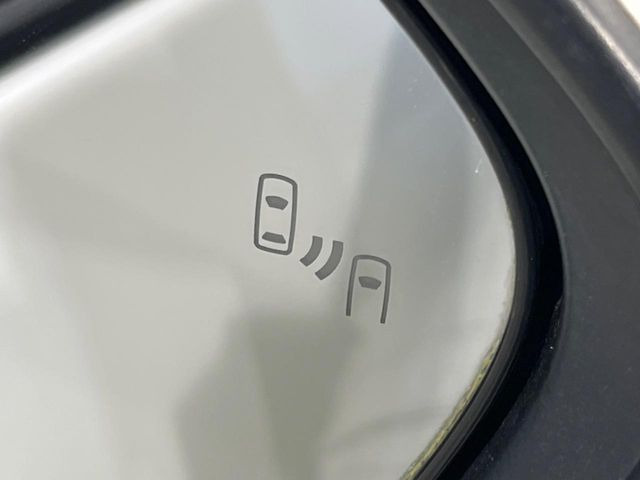 【ブラインドスポットモニター】走行中、ドアミラーの死角になりやすい箇所に後続車が接近するとサイドミラーのレンズに警告を表示!ドライバーに注意喚起をしてくれます。