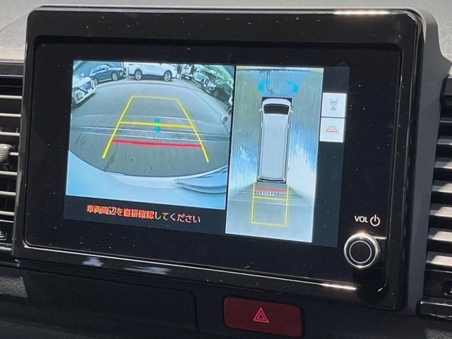 【パノラミックビューモニター】専用のカメラにより、上から見下ろしたような視点で360度クルマの周囲を確認することができます☆死角部分も確認しやすく、狭い場所での切り返しや駐車もスムーズに行えます。
