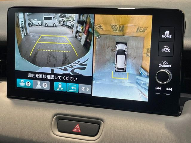 【マルチビューカメラシステム】専用のカメラにより、上から見下ろしたような視点で360度クルマの周囲を確認することができます☆死角部分も確認しやすく、狭い場所での切り返しや駐車もスムーズに行えます。