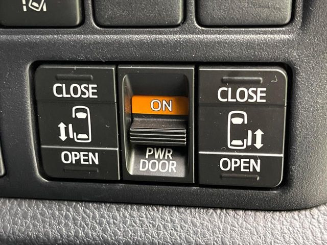 【両側パワースライドドア】スマートキーや運転席のスイッチで後席両側スライドドアの開閉が可能♪電動だから力を入れてドアを開ける必要が無く、小さなお子様でも簡単に開け閉めでき快適です♪