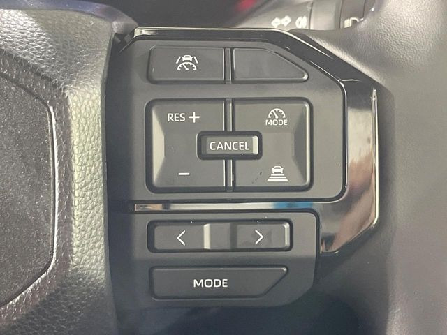【レーダークルーズコントロール】高速道路での長距離走行が楽に!!自動で速度を保つクルーズコントロールが、衝突軽減システムと連携し、前方の車両を感知して車間を保つように速度調節してくれます!
