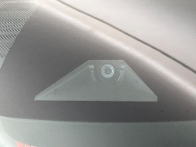 【トヨタセーフティセンス】走行中に前方の車両等を認識し、衝突しそうな時は警報とブレーキで衝突回避と被害軽減をアシスト。より安全にドライブをお楽しみいただけます。
