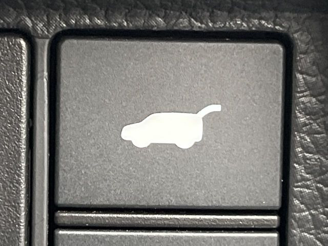 【パワーバックドア】スマートキーや運転席のボタンを押すだけでリアゲートが自動で開閉します!荷物を持っている時や、高い位置にあるバックドアを閉める際に便利な機能です♪